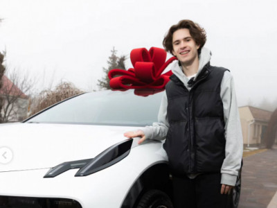 Михаил Шайдоровқа тағы бір автокөлік сыйға берілді