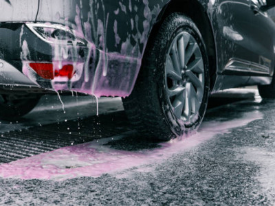 Автожуу орталығының қызметкері клиенттің көлігін теуіп кетіп, жол апатына түскен