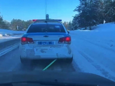 Абай облысында полицейлер тасжолда көлігі сынып қалған әйелге көмектесті