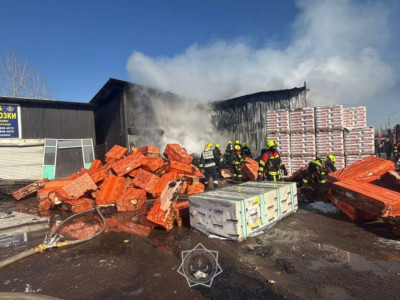 Алматыдағы базарда қойма өртенді