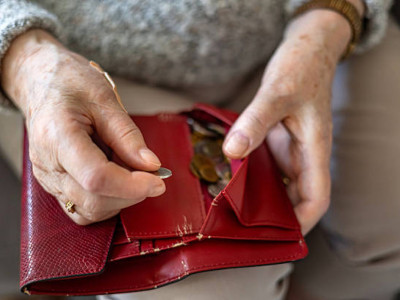 Алаяқтарға алданып, үйсіз қалған ақтөбелік зейнеткер қарттар үйін паналауға мәжбүр