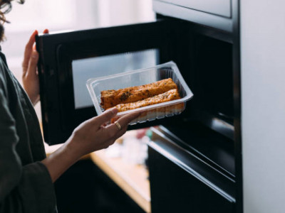 Ғалымдар дабыл қақты: пластик ыдыстағы тағамды ысыту қатерлі болуы мүмкін