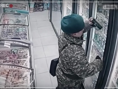 Желіде дүкеннен сусын ұрлаған әскери формадағы ер адамның видеосы тарады