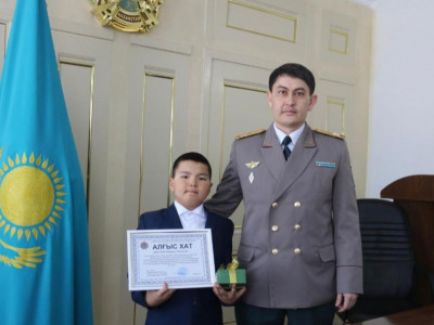 БҚО-да бауырларын өрттен аман алып қалған 9 жастағы бала марапатталды