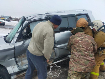 Ақмолалық құтқарушылар мыжылған көліктен жүргізушіні аман алып шықты