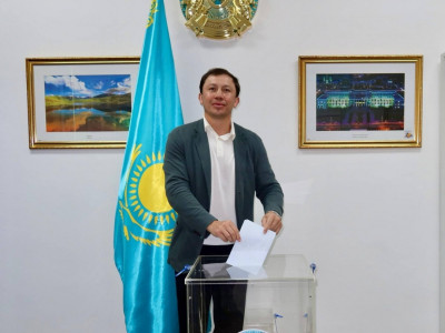 Геннадий Головкин Бангкоктағы референдум учаскесінде дауыс берді