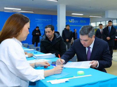 Олжас Бектенов республикалық референдумда дауыс берді