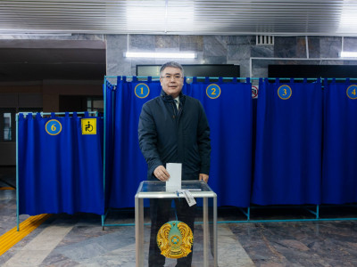 Атырау облысының әкімі республикалық референдумда дауыс берді