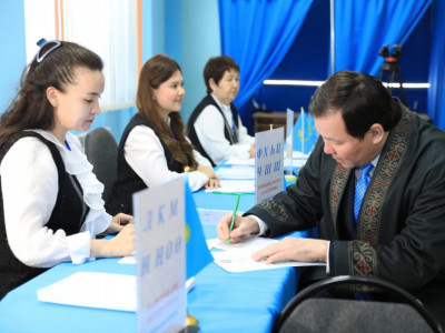 Ақтөбе облысының әкімі Асхат Шахаров референдумда дауыс берді