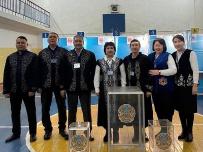Түркістан облысында комиссия мүшелері референдумға ұлттық киіммен келді
