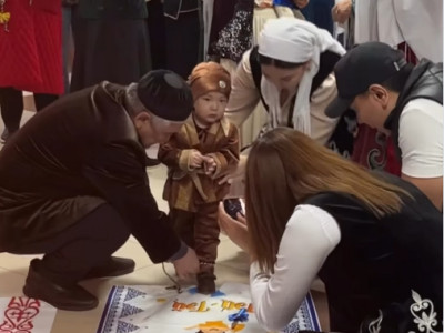 Ақтөбедегі дауыс беру учаскесінде «Тұсаукесер» рәсімі өтті (ВИДЕО)