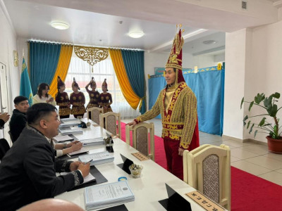 Алматы облысындағы учаскеде «Алтын адам» дауыс берді