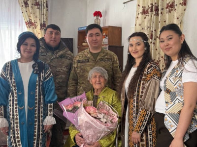 Өскеменде ұландықтар ғасырдан асқан соғыс ардагеріне құрмет көрсетті