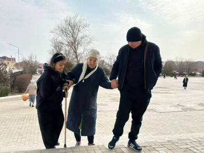 Маңғыстаулық волонтерлар референдумға баратын қарт адамдарға көмек көрсетіп жатыр