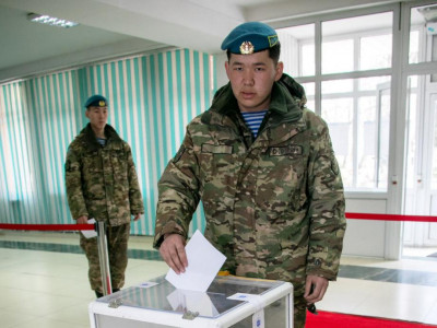 Қарулы күштердің әскери қызметкерлері алғашқылардың қатарында дауыс берді