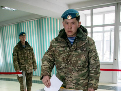 Қарулы күштердің әскери қызметкерлері алғашқылардың қатарында дауыс берді