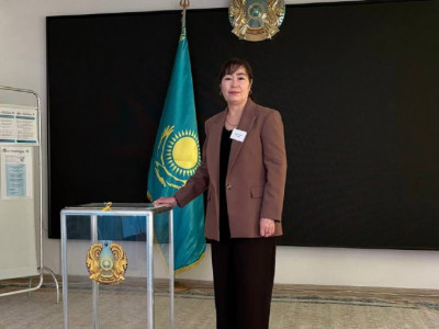 Сәтпаевта учаскеге алғашқы болып келген зейнеткер кісіге сыйлық табысталды – бақылаушы