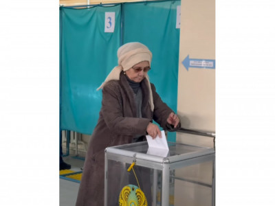 Алматыда жазушы Зейнеп Ахметова референдумда дауыс берді