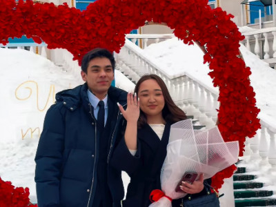 Екі рет «Иә»: Астаналық жігіт сайлау учаскесінің алдында сүйіктісіне ұсыныс жасады