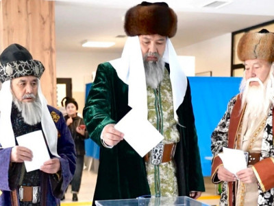 Қызылордада қазақ хандарының кейіпіндегі тұрғындар дауыс беруге келді