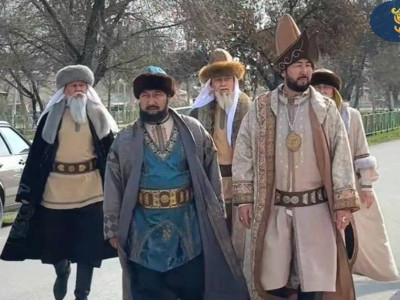 Жетісайда үш би болып киінген тұрғындар референдумда дауыс берді