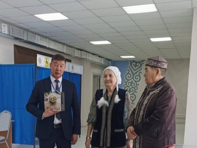 БҚО-да референдумда дауыс беруге келген «Алтын той» иелеріне сыйлық табыс етілді