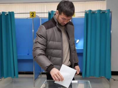 Шавкат Рахмонов Қонаевтағы учаскеде дауыс берді