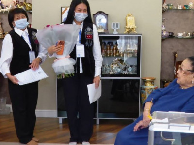 «Халқымыз бақытты өмір сүрсін»: Бибігүл Төлегенова өз үйінде дауыс берді