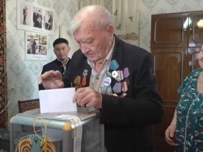 "Бейбітшілікті адамдар сақтайды": Оралда Ұлы Отан соғысының ардагері өз үйінде дауыс берді
