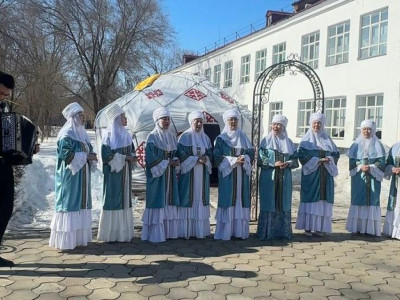 Оралдағы дауыс беру учаскесінде «Ақжайық» әжелер ансамблі өнер көрсетті