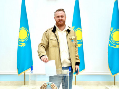 Танымал әзілкеш Евгений Чебатков Мәскеуде дауыс берді