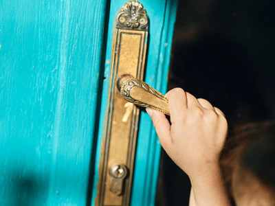 Атырау облысында 2 және 4 жасар балалар үйде қамалып қалған