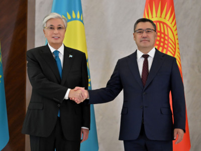 Садыр Жапаров Қасым-Жомарт Тоқаевты референдумның табысты өтуімен құттықтады