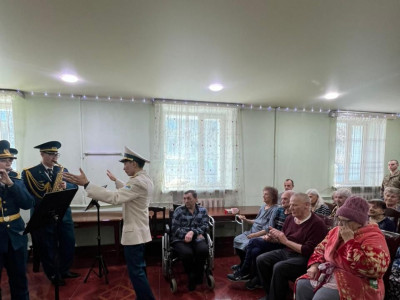 Әскери оркестр Қарағандыдағы қарттар үйінде концерт қойды