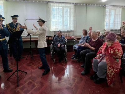 Әскери оркестр Қарағандыдағы қарттар үйінде концерт қойды