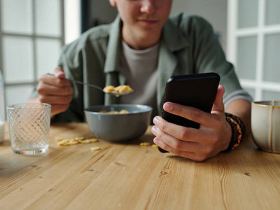 Смартфонға көп қарау тамақты шамадан тыс көп жеуге ықпал етеді – зерттеу