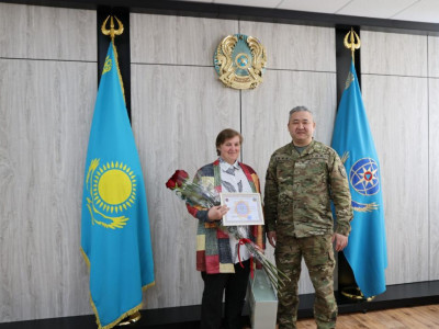 Боранда 4 шақырым жаяу жүріп, жүргізушілерге көмектескен мұғалім марапатталды