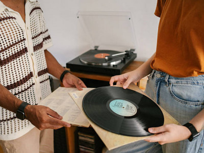 Сатылымы $1 млрд-тан асқан: винил пластинкаларға деген сұраныс қайтадан күрт өсті