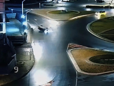 Ақтауда жолда автокөлік аударылып қалды (ВИДЕО)