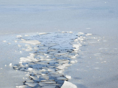 Рудныйда мұз астына түсіп кеткен екі балықшы құтқарылды