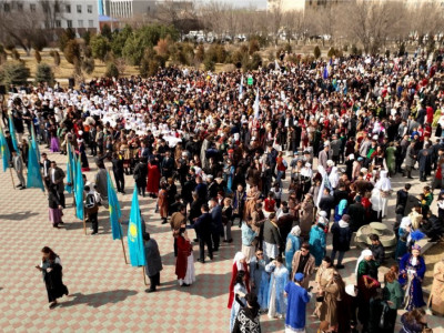 5 мыңға жуық атыраулық ұлттық киім киіп, мерекелік шеруге шықты