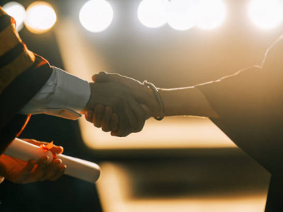 «Диплом алып беремін»: Абай облысында алаяқтықпен айналысқан әйел ұсталды