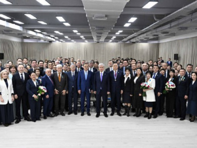 Президент елдің әлеуметтік-экономикалық дамуына үлес қосқан бір топ азаматты марапаттады