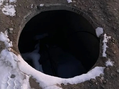 Теміртауда ер адам 2 метрлік құдыққа құлап кеткен