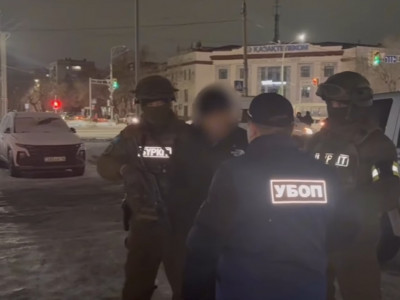 ШҚО-да 17 жастағы студент қатарластарын бопсалап келген (ВИДЕО)