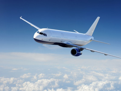 Оралға ұшқан ұшақта дәрігер жүкті әйелді құтқарып қалды