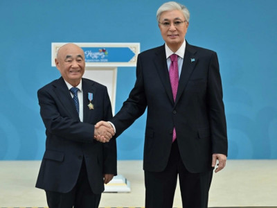 Мемлекет басшысы ел дамуына үлес қосқан азаматтарға мемлекеттік наградалар табыстады