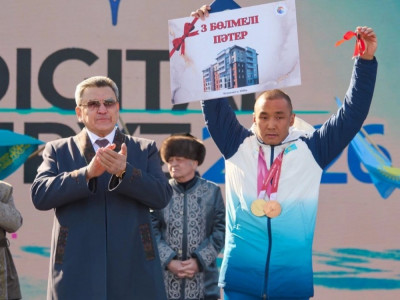 Петропавлда Ербол Хамитов пен Кристина Шумековаға пәтер кілті табысталды