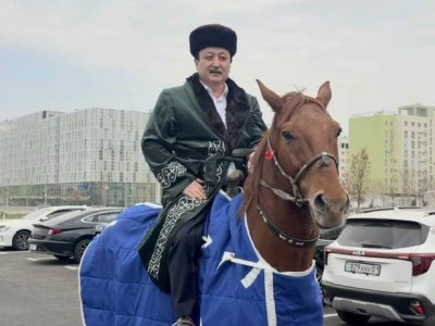 Түркістандықтар Жүрсін Ерман мен Аманжол Әлтайға ат мінгізді