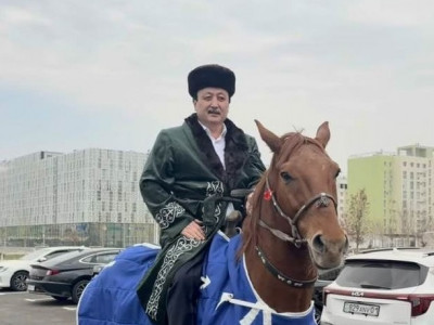 Түркістандықтар Жүрсін Ерман мен Аманжол Әлтайға ат мінгізді